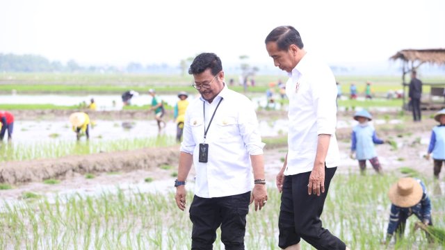 Presiden Jokowi didampingi Menteri Pertanian Syahrul Yasin Limpo, Melakukan Tanam Padi di Kabupaten Tuban.