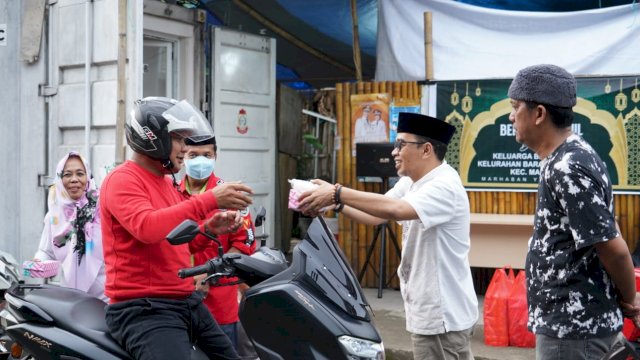 Camat Haruni Bersama Tripilar dan Pj RT/RW Kelurahan Bara Baraya Utara Berbagi Takjil ke Masyarakat