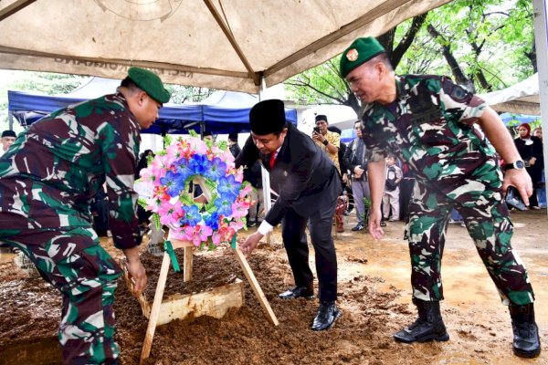 Gubernur Andi Sudirman Jadi Inspektur Upacara Pemakaman Rapsel Ali di TMP Panaikang