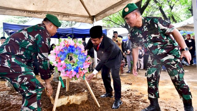 Gubernur Andi Sudirman Jadi Inspektur Upacara Pemakaman Rapsel Ali di TMP Panaikang