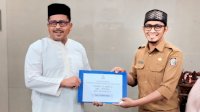 Dinas PU Makassar Menyerahkan Dana Hibah Pemkot ke Masjid Al-Ikhlas