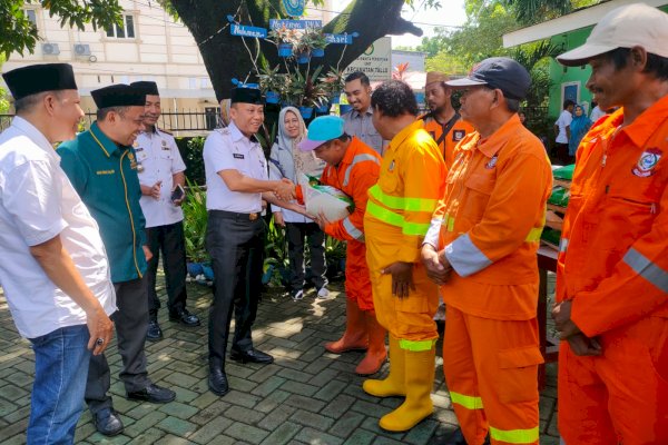 Baznas Makassar Salurkan Sembako untuk Petugas Kebersihan-Drainase Kecamatan Tallo