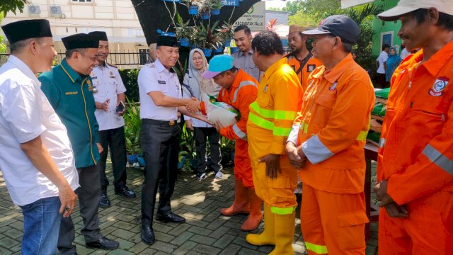 Baznas Makassar Salurkan Sembako untuk Petugas Kebersihan-Drainase Kecamatan Tallo