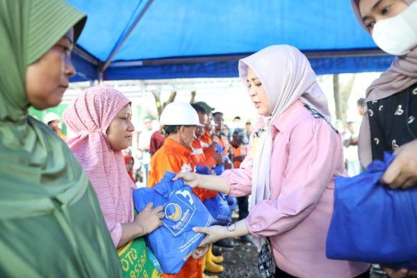 Lagi! Fatmawati Rusdi Bagi Sembako ke Warga Manggala Makassar, Bukti NasDem Konsisten Bersama Rakyat