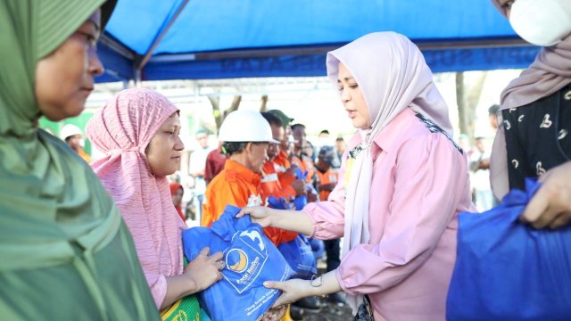 Wakil Wali Kota Makassar, Fatmawati Rusdi Berbagi Sembako Ke Warga Manggala.