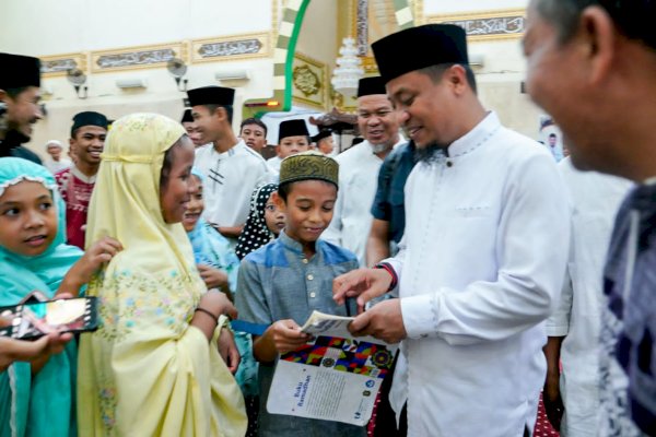 Gubernur Sulsel Laksanakan Salat Tarawih Berjamaah di Masjid Agung Takalar