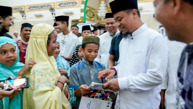 Gubernur Sulsel Laksanakan Salat Tarawih Berjamaah di Masjid Agung Takalar
