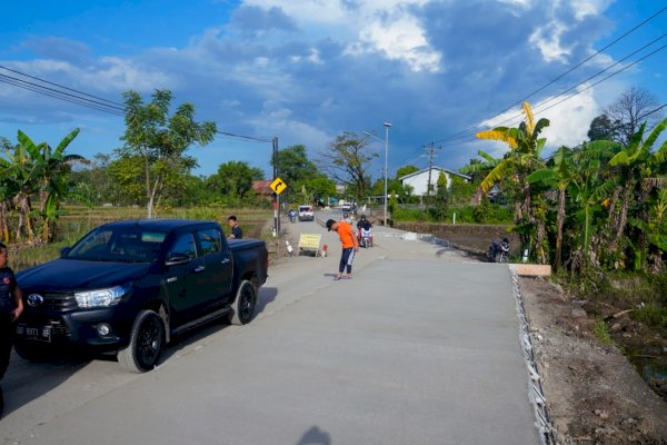 Gubernur Tinjau Progres Pengerasan Benton Ruas Burung-Burung – Bili-Bili di Gowa 