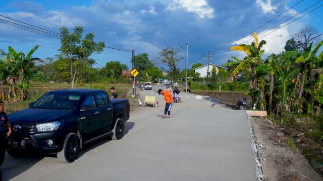 Gubernur Tinjau Progres Pengerasan Benton Ruas Burung-Burung &ndash; Bili-Bili di Gowa&nbsp;