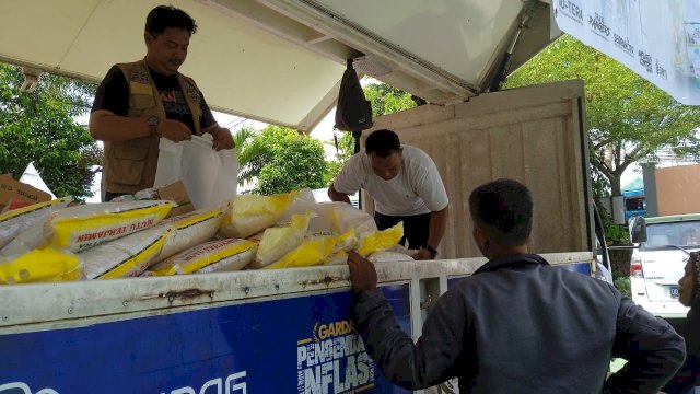 Pendistribusian Paket Sembako Pasar Murah Spesial Ramadhan Disdag Makassar.