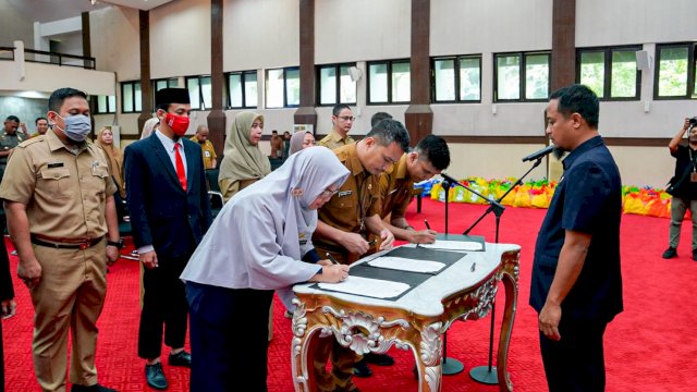 Gubernur Sulsel Lantik 13 Pejabat Pemprov Sulsel