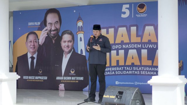 Ketua DPD NasDem Luwu Arham Basmin Memberi Sambutan Dalam Acara Halal Bihalal Bersama Pengurus dan Kader NasDem Luwu.