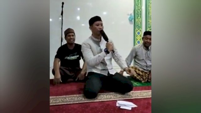 Ketua NasDem Maros, Sahiruddin Malik, Berbagi Kepada Jemaah Masjid Kuala Mas Maros.