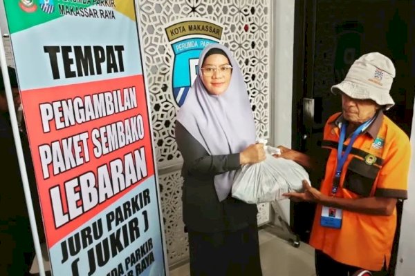 Perumda Parkir Makassar Bagikan Paket Idul Fitri untuk Jukir di Zona Mamarita