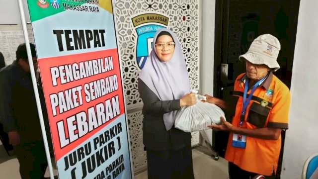 Perumda Parkir Makassar Bagikan Paket Idul Fitri untuk Jukir di Zona Mamarita