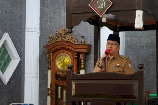 Camat Aminuddin Serahkan Bantuan Hibah dari Pemkot Makassar untuk Masjid Toddopuli