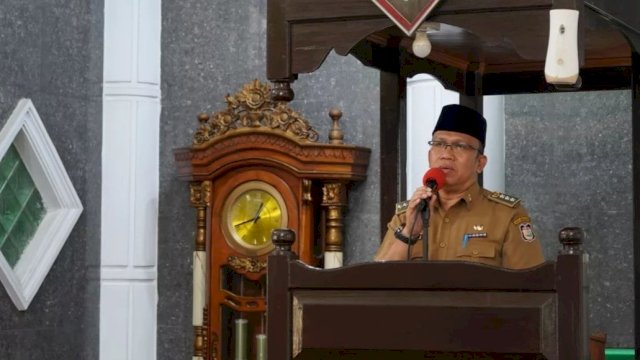 Camat Aminuddin Serahkan Bantuan Hibah dari Pemkot Makassar untuk Masjid Toddopuli