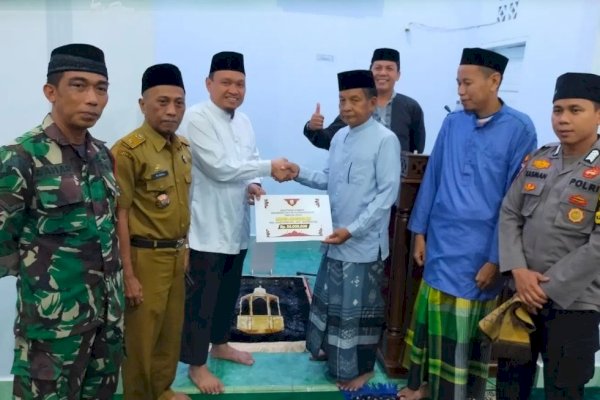 Mahyuddin Secara Simbolis Serahkan Bantuan Hibah Pemkot Makassar untuk Masjid Babussalam