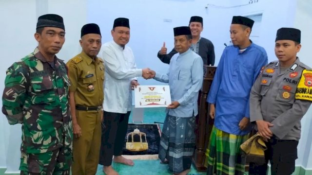 Mahyuddin Secara Simbolis Serahkan Bantuan Hibah Pemkot Makassar untuk Masjid Babussalam