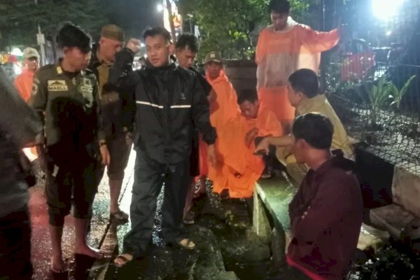 Camat Syahrial Turun Langsung Cek Penanganan Genangan di Jalan Maipa-Penghibur