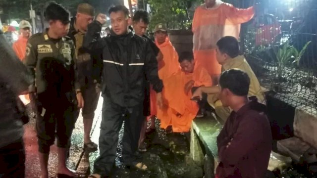 Camat Syahrial Turun Langsung Cek Penanganan Genangan di Jalan Maipa-Penghibur