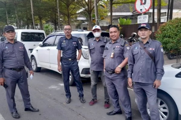 Hari OTDA ke-27, Puluhan Personil Perumda Parkir Makassar Turun Lakukan Penertiban Kendaraan