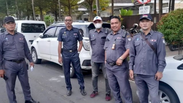 Hari OTDA ke-27, Puluhan Personil Perumda Parkir Makassar Turun Lakukan Penertiban Kendaraan