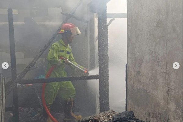 Damkar Makassar Gerak Cepat Antisipasi Kebakaran di Jalan Cendrawasih