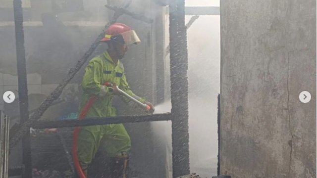 Damkar Makassar Gerak Cepat Antisipasi Kebakaran di Jalan Cendrawasih