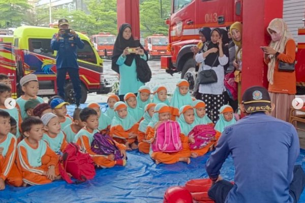 Damkar Makassar Beri Edukasi ke Siswa TK Islam Akifah