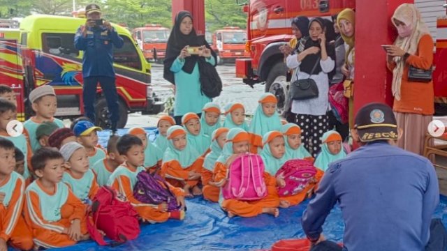 Damkar Makassar Beri Edukasi ke Siswa TK Islam Akifah