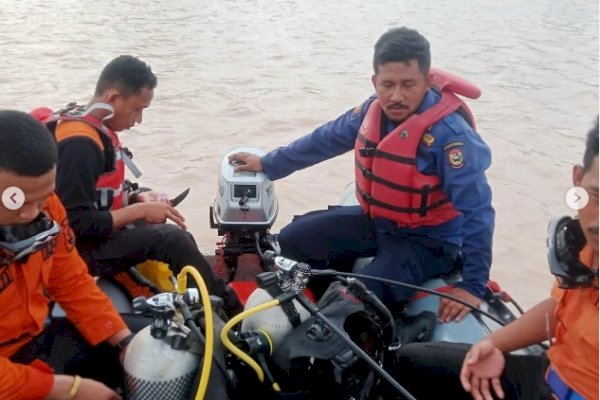 Potret Petugas Damkar Makassar Gerak Cepat Warga yang Jatuh di Sungai Jene&#8217;berang