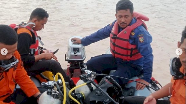 Potret Petugas Damkar Makassar Gerak Cepat Warga yang Jatuh di Sungai Jene&#8217;berang