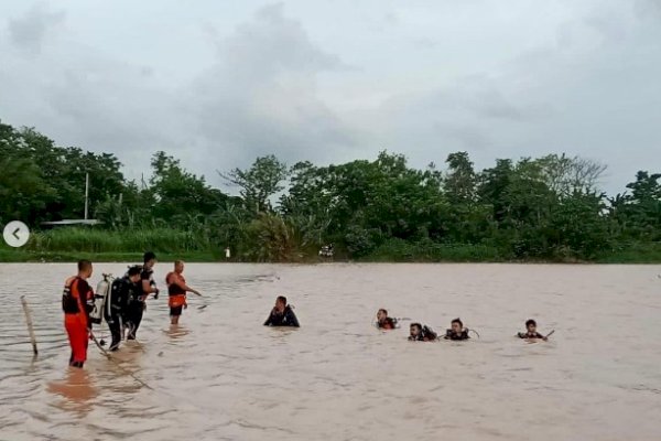 Terjatuh Saat Menyeberang di Sungai Je&#8217;neberang, Damkar Makassar Bergerak Cepat Mencari Korban