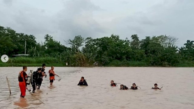 Terjatuh Saat Menyeberang di Sungai Je’neberang, Damkar Makassar Bergerak Cepat Mencari Korban