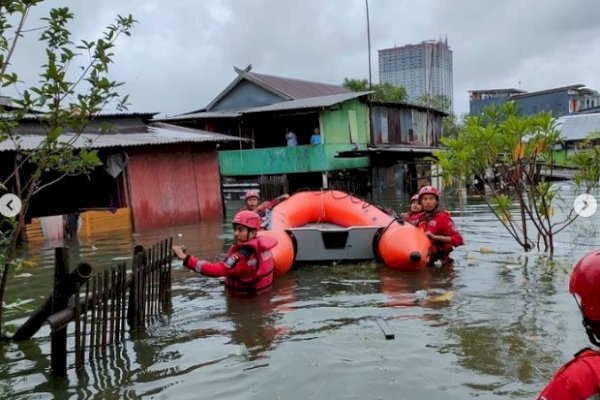 Damkar Makassar Kerahkan Tim Rescue ke Jalan Adiyaksa