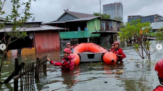 Damkar Makassar Kerahkan Tim Rescue ke Jalan Adiyaksa