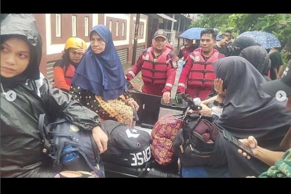 Tim Rescue Damkar Makassar Evakuasi Korban Banjir di Landak Baru