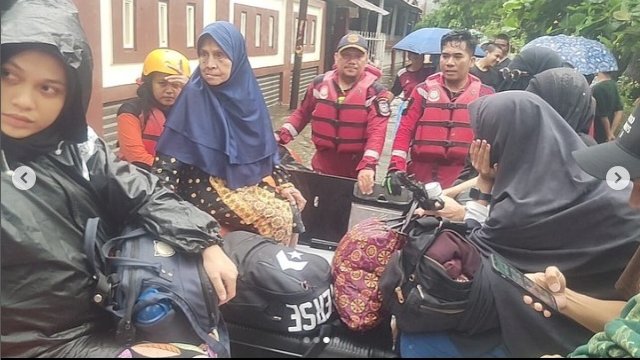 Tim Rescue Damkar Makassar Evakuasi Korban Banjir di Landak Baru