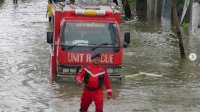 Potret Personil Damkar Makassar saat Evakuasi Korban Banjir
