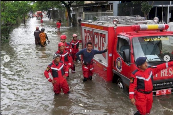 Banjir di Makassar, Damkar Makassar Terjunkan Tim Rescue untuk Evakuasi Warga