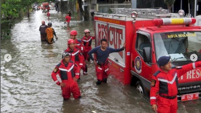 Banjir di Makassar, Damkar Makassar Terjunkan Tim Rescue untuk Evakuasi Warga