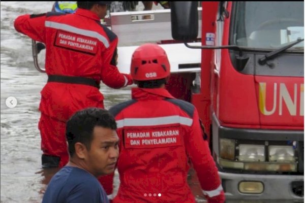 Potret Tim Rescue Damkar Makassar saat Tiba di Lokasi Banjir untuk Membantu Warga