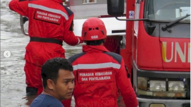 Potret Tim Rescue Damkar Makassar saat Tiba di Lokasi Banjir untuk Membantu Warga