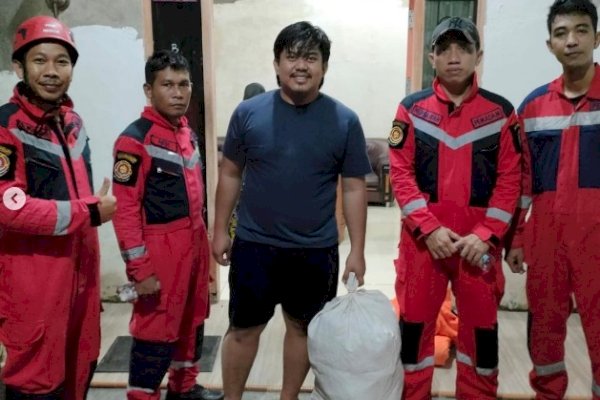 Damkar Makassar Bantu Evakuasi Sarang Tawon di Rumah Warga