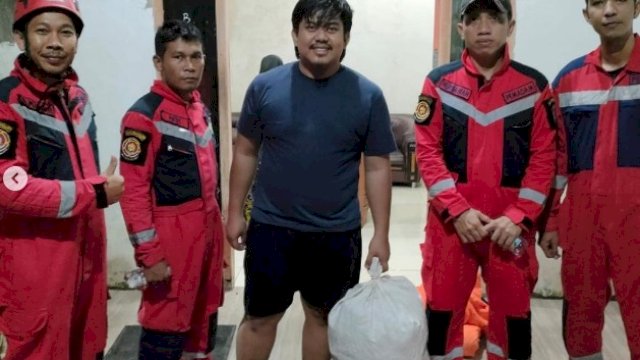 Damkar Makassar Bantu Evakuasi Sarang Tawon di Rumah Warga