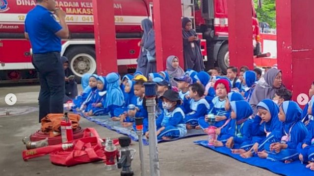 Damkar Makassar Beri Edukasi ke Siswa TKIT Nurul Fikri