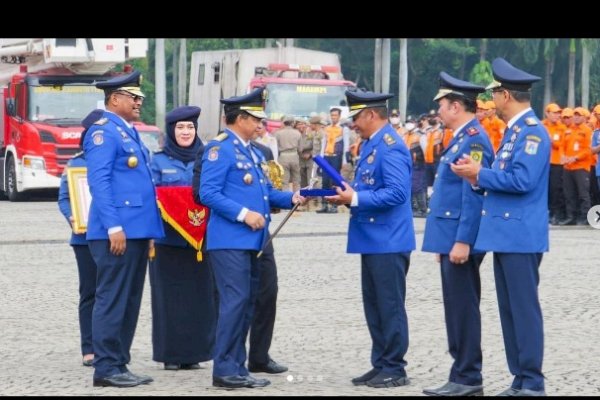 Kadis Damkar Makassar Wakili Walikota Danny Terima Penghargaan Kepala daerah terfavorit Peduli Pencegahan dan Penyelamatan Kebakaran