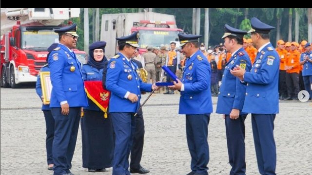 Kadis Damkar Makassar Wakili Walikota Danny Terima Penghargaan Kepala daerah terfavorit Peduli Pencegahan dan Penyelamatan Kebakaran