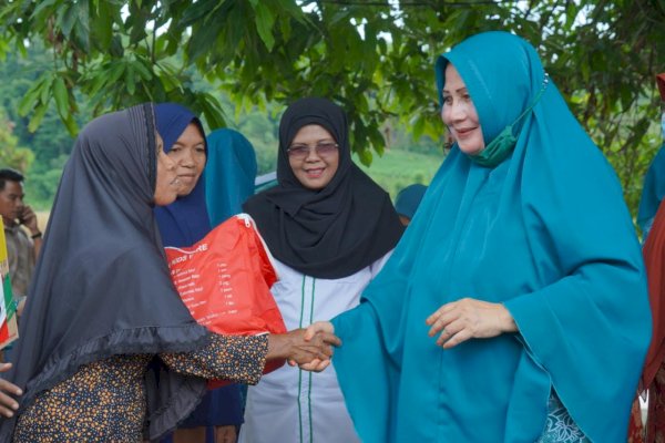 Sinergi Kemanusiaan, Ketua PKK Luwu Hayarna Salurkan Bantuan Bagi Korban Banjir
